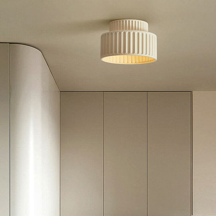 Moderne runde 1-flammige Deckenleuchte im Flush-Mount-Stil aus Kunstharz mit handgeformten Streifen im nordischen Creme-Stil für den Eingangsbereich 