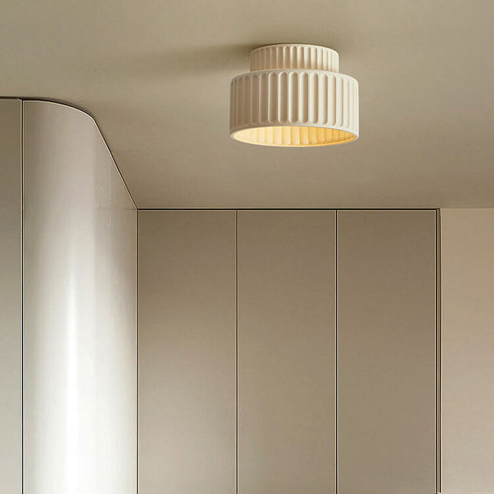Moderne runde 1-flammige Deckenleuchte im Flush-Mount-Stil aus Kunstharz mit handgeformten Streifen im nordischen Creme-Stil für den Eingangsbereich 