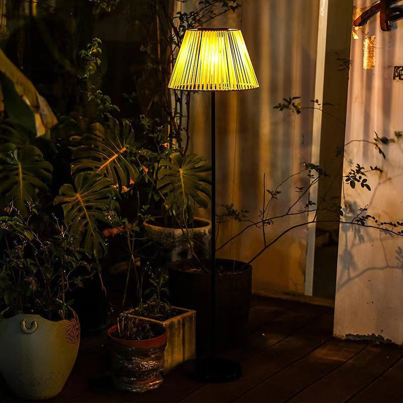 مصباح أرضي LED قائم من الخيزران المنسوج يدويًا بتصميم تقليدي مقاوم للماء يعمل بالطاقة الشمسية على شكل شبه منحرف للحديقة 