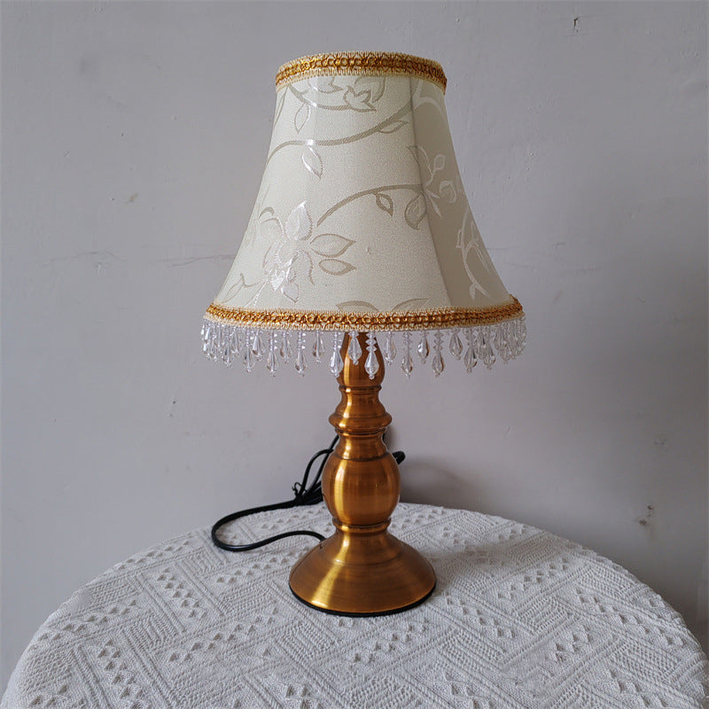 Lampe de table 1 lumière avec perles et franges en métal et tissu traditionnel français pour chambre 