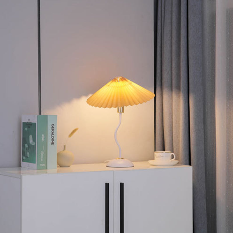Lampe de table 1 lumière avec base courbée et abat-jour plissé vintage danois 