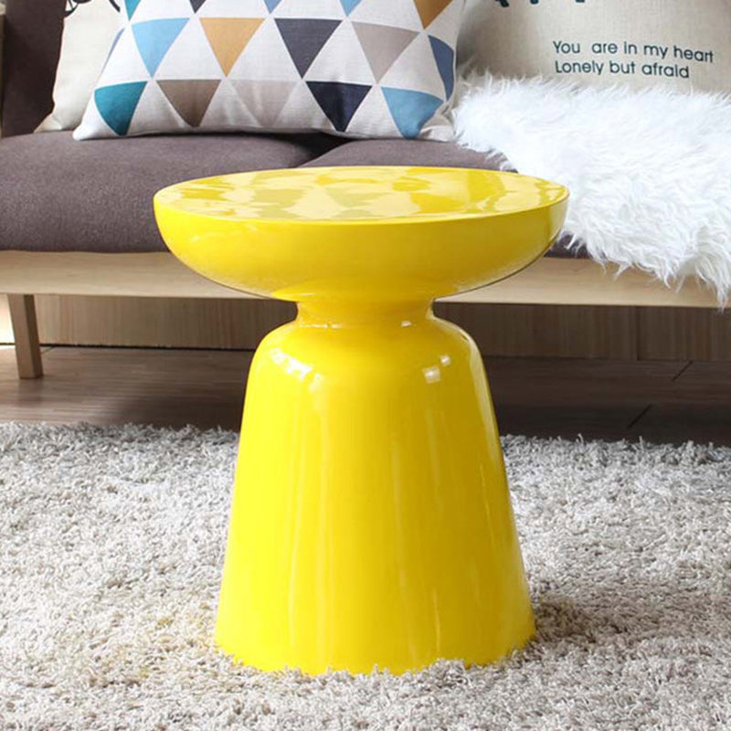 Zeitgenössischer skandinavischer runder Scheibensäulen-Fiberglas-Beistelltisch 1-stöckig für Wohnzimmer 