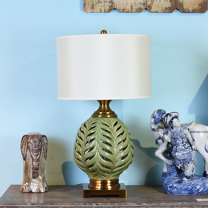 Lampe de table 1 lumière en céramique en forme de vase avec feuilles évidées vintage traditionnelle en tissu cuivre pour chambre 