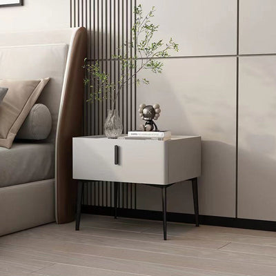 Zeitgenössischer skandinavischer rechteckiger Holz-Leder-Kohlenstoff-Legierungsnachttisch mit 1 Schublade und kabelloser Handy-Ladestation für das Bett 