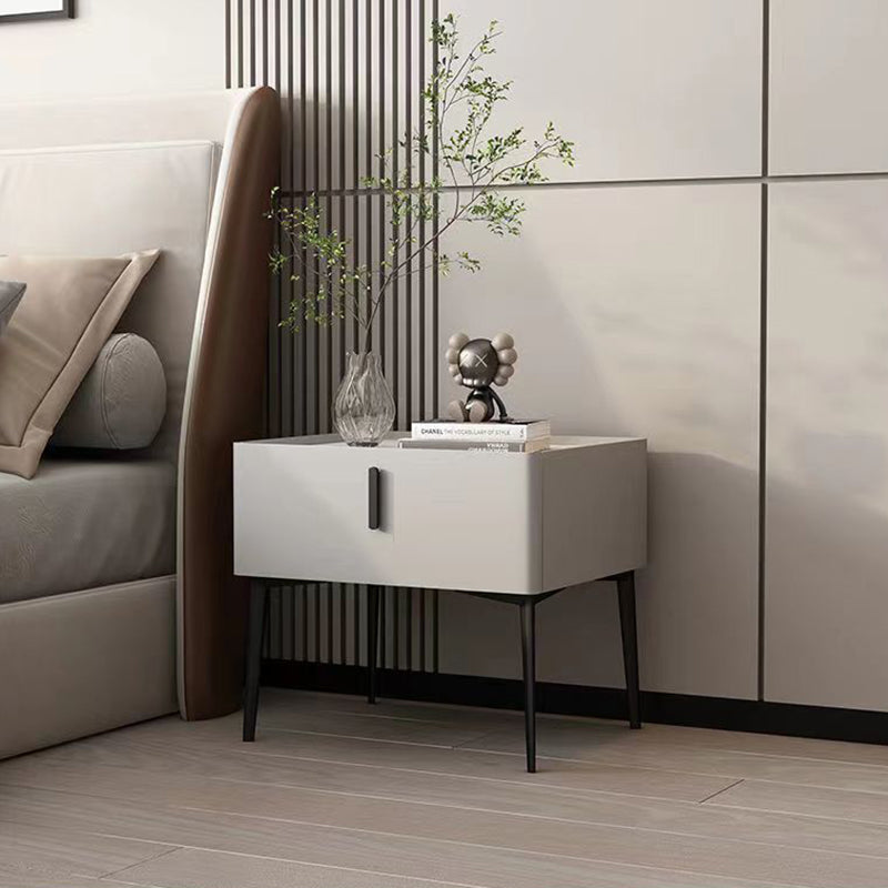 Zeitgenössischer skandinavischer rechteckiger Holz-Leder-Kohlenstoff-Legierungsnachttisch mit 1 Schublade und kabelloser Handy-Ladestation für das Bett 