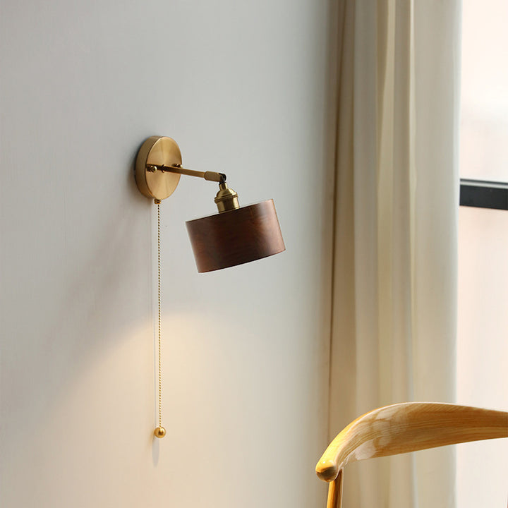 Zeitgenössische skandinavische runde Kegelkuppel Kupferholz 1-Licht Wandleuchte Lampe für Schlafzimmer 