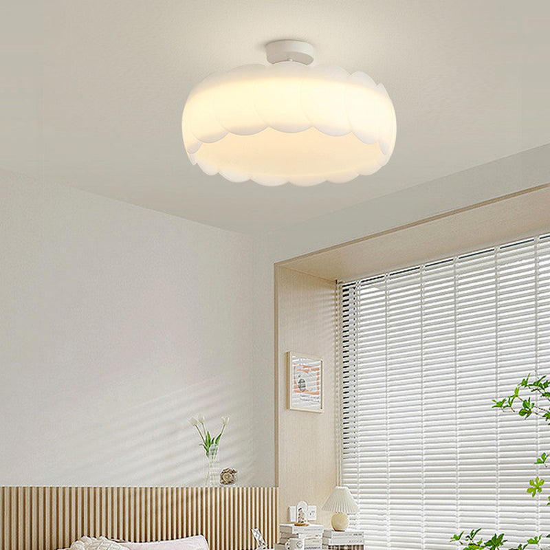 Moderne minimalistische cremefarbene runde Spitzen-Hardware PE LED Semi-Flush Mount Deckenleuchte für Schlafzimmer 