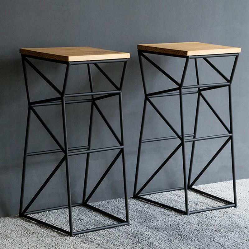 Reposapiés cuadrado de taburete de bar con marco geométrico de hierro y madera contemporánea para comedor 