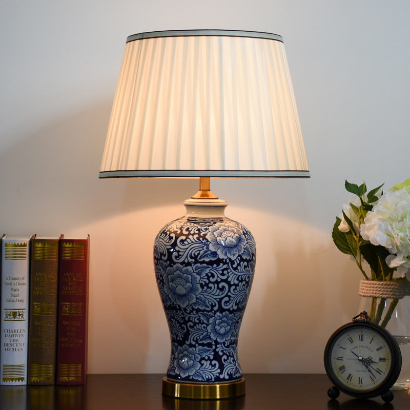Abat-jour en tissu chinois traditionnel peint à la main avec une base en céladon 1-lampe pour salon 