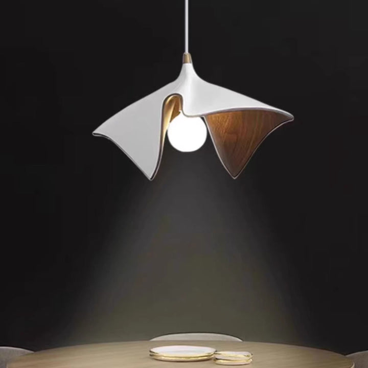 Suspension Luminaire à 1 Lumière en Forme de Feuille Irrégulière en Résine Japonaise Traditionnelle pour Salon 