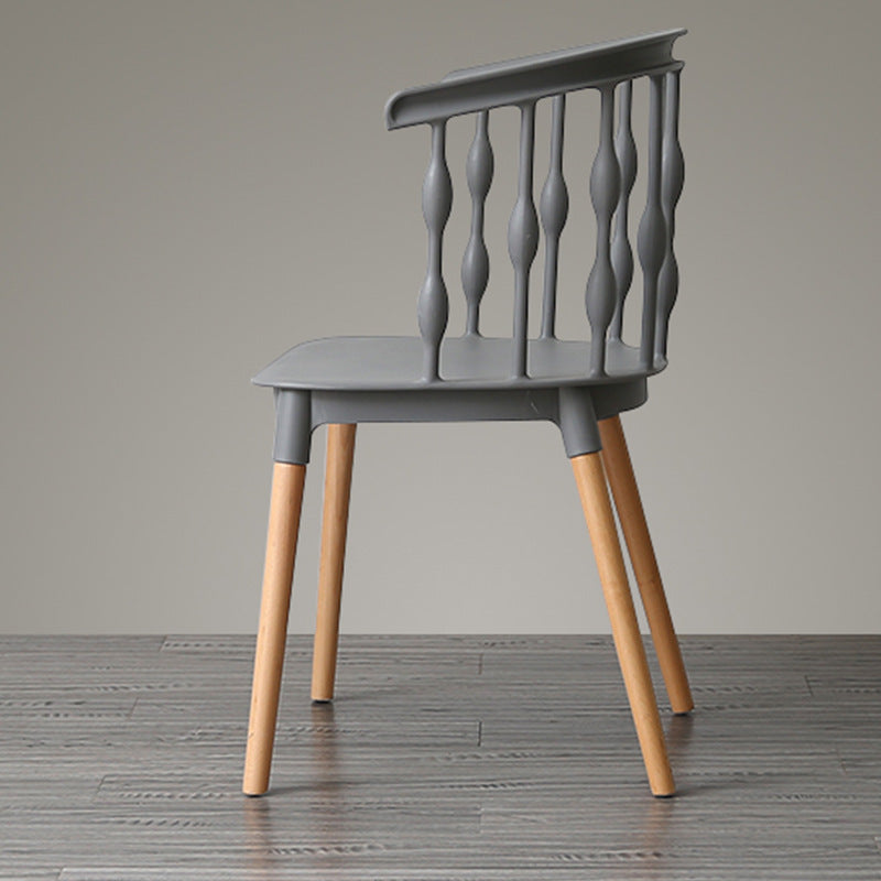 Chaise de salle à manger en plastique PP à lanières verticales créatives contemporaines avec dossier en hêtre pour salle à manger 