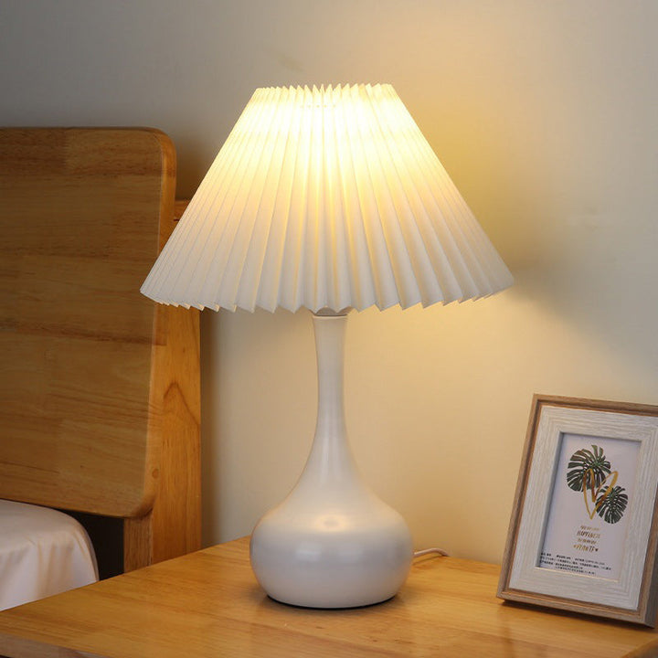 Lampe de table 1-lumière en métal et tissu avec abat-jour pliant minimaliste moderne pour chambre à coucher 