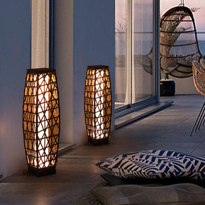 مصباح أرضي LED من الحديد والروطان المنسوج بتصميم عصري بسيط لأربعة أضواء شمسية للاستخدام في الفناء الخارجي 