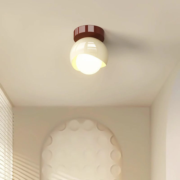 Plafonnier semi-encastré contemporain en fer crème français avec abat-jour sphérique en verre à 1 lumière pour couloir 
