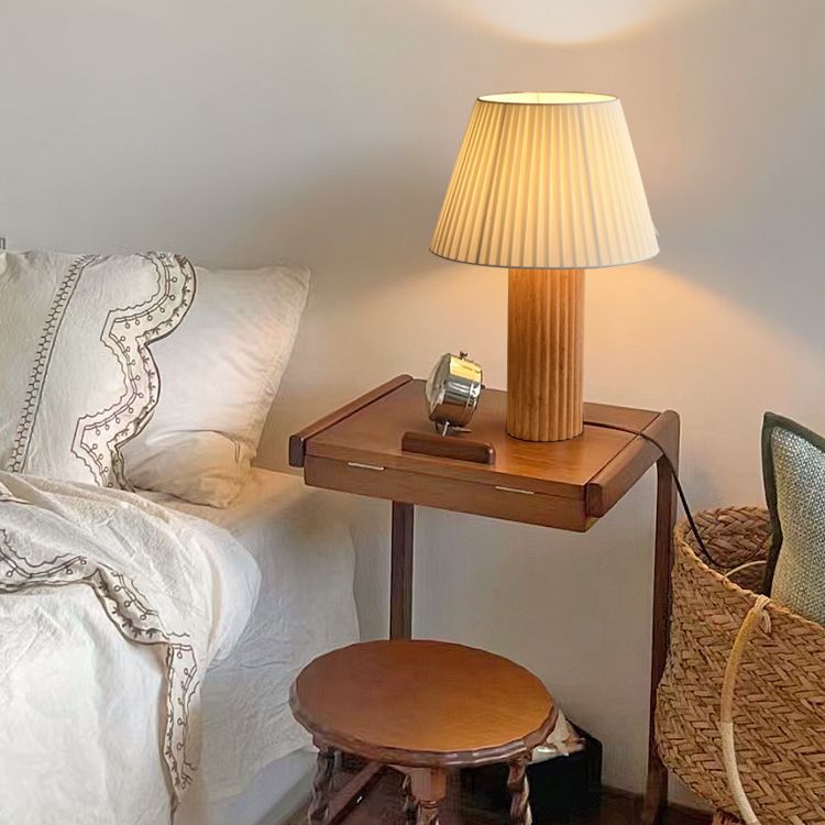 Lámpara de mesa de 1 luz de cilindro retro contemporáneo de madera plisada y tela con latón para mesita de noche 