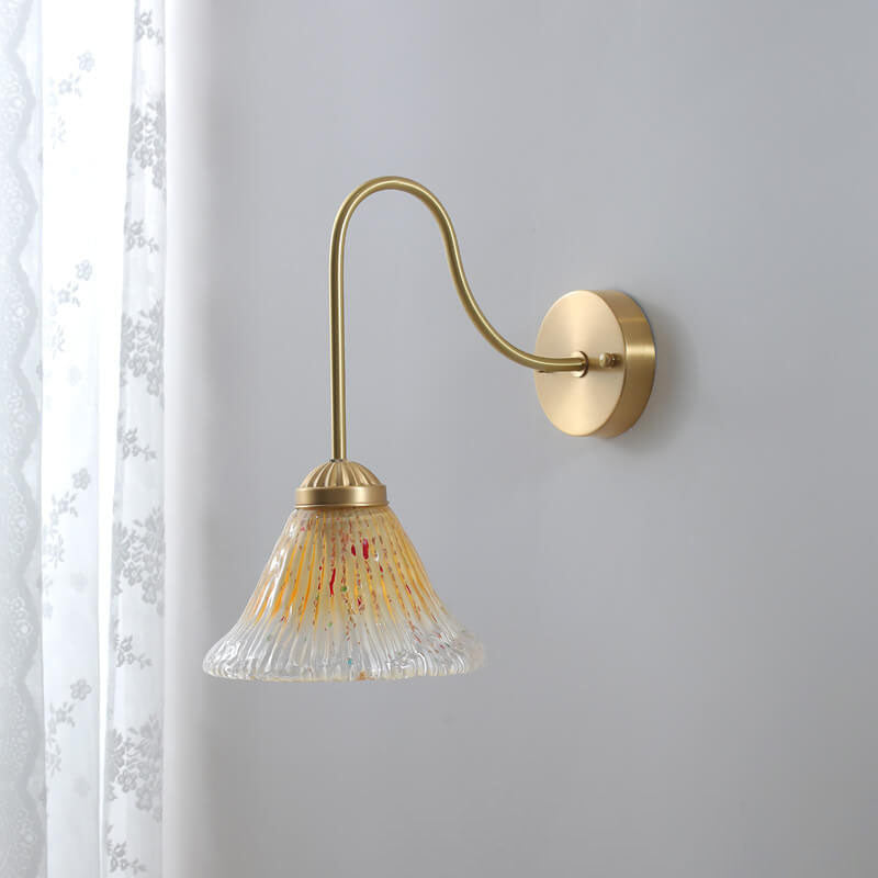 Traditionelle Vintage-Wandleuchte mit 1 Flamme aus gelbem Kegelglas und Messing für Wohnzimmer und Schlafzimmer 