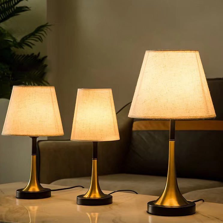 Zeitgenössische nordische Eisen-Zylinder 1-Licht Tischlampe für das Schlafzimmer 