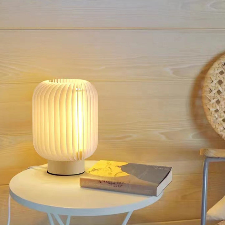 مصباح طاولة LED بقاعدة من الحديد والأكريليك والقماش بتصميم دائري بسيط وعصري لغرفة النوم 