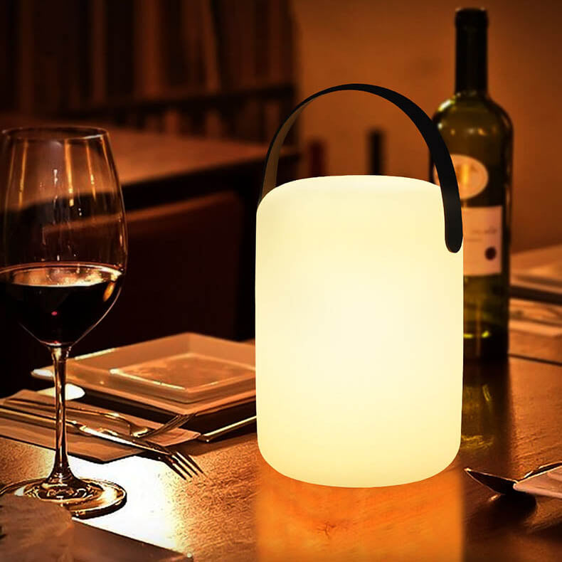 Moderne schlichte LED-Tischlampe aus PE-Kunststoff in runder oder quadratischer Form für die Outdoor-Terrasse 