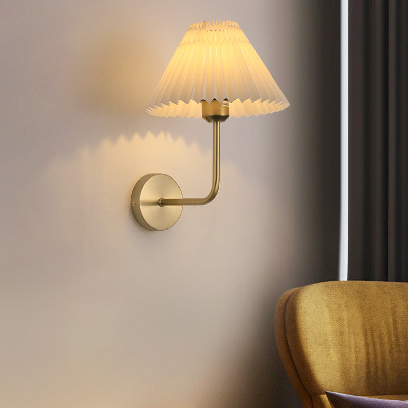Zeitgenössische Einfachheit Plissee Kegel Eisen Stoff 1-Licht Wandleuchte Lampe für Wohnzimmer 