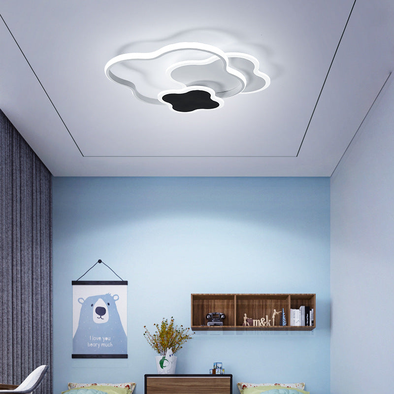 Zeitgenössische nordische Metall Acryl Wolke Vierblättriges Kleeblatt LED Unterputz Deckenleuchte für Schlafzimmer 