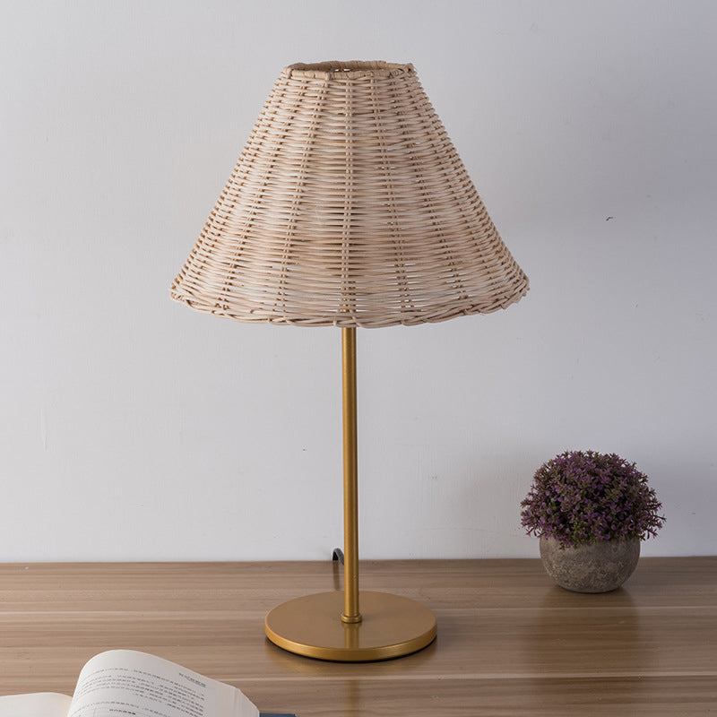 Lampe de table contemporaine Boho ronde à base cylindrique trapézoïdale en rotin et métal à 1 lumière pour chambre 