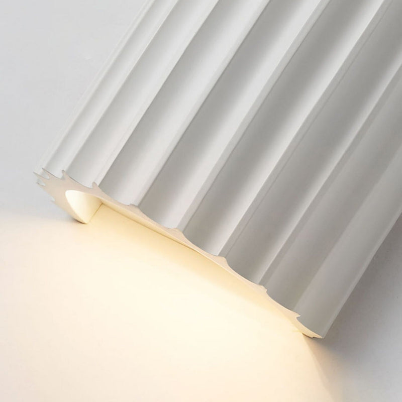 Applique murale moderne minimaliste à rayures verticales en résine à demi-cylindre 2 lumières pour salon 