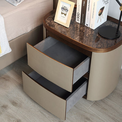 Moderner minimalistischer elliptischer Schiefer-Sattel-Leder-Walnuss-Samt-Nachttisch mit 2 Schubladen für das Bett 