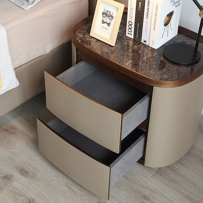 Moderner minimalistischer elliptischer Schiefer-Sattel-Leder-Walnuss-Samt-Nachttisch mit 2 Schubladen für das Bett 