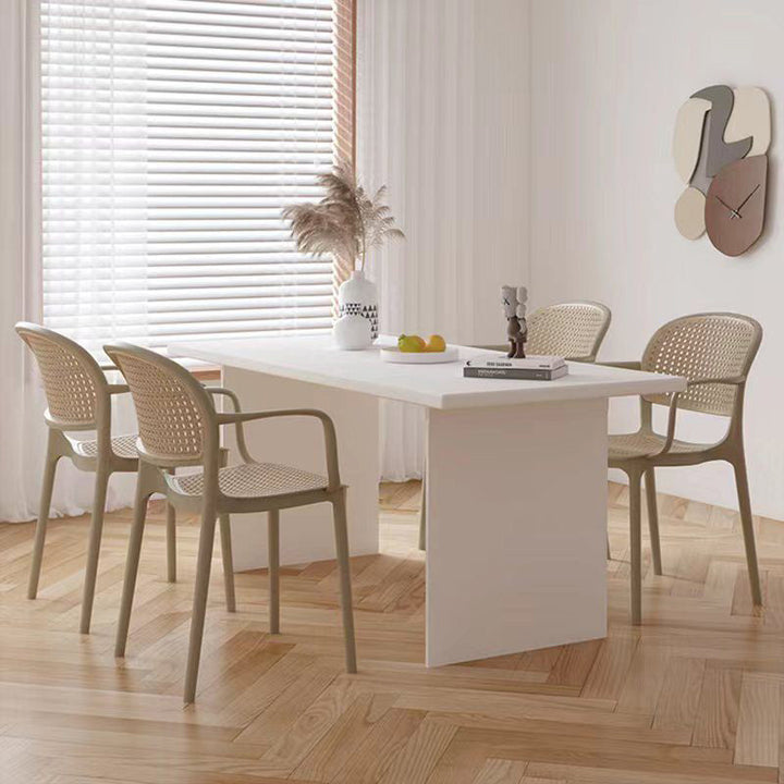 Chaise de salle à manger contemporaine nordique carrée en plastique imitation rotin avec dossier et accoudoirs pour salle à manger 