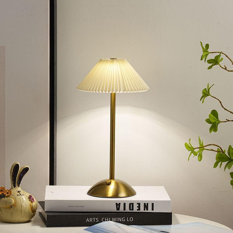 Lámpara de mesa contemporánea escandinava recargable de tela cónica plisada de 1 luz para mesita de noche 