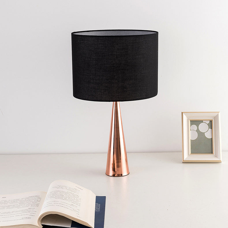 Lampe de table contemporaine scandinave à base conique en tissu noir 1 lumière pour bureau 