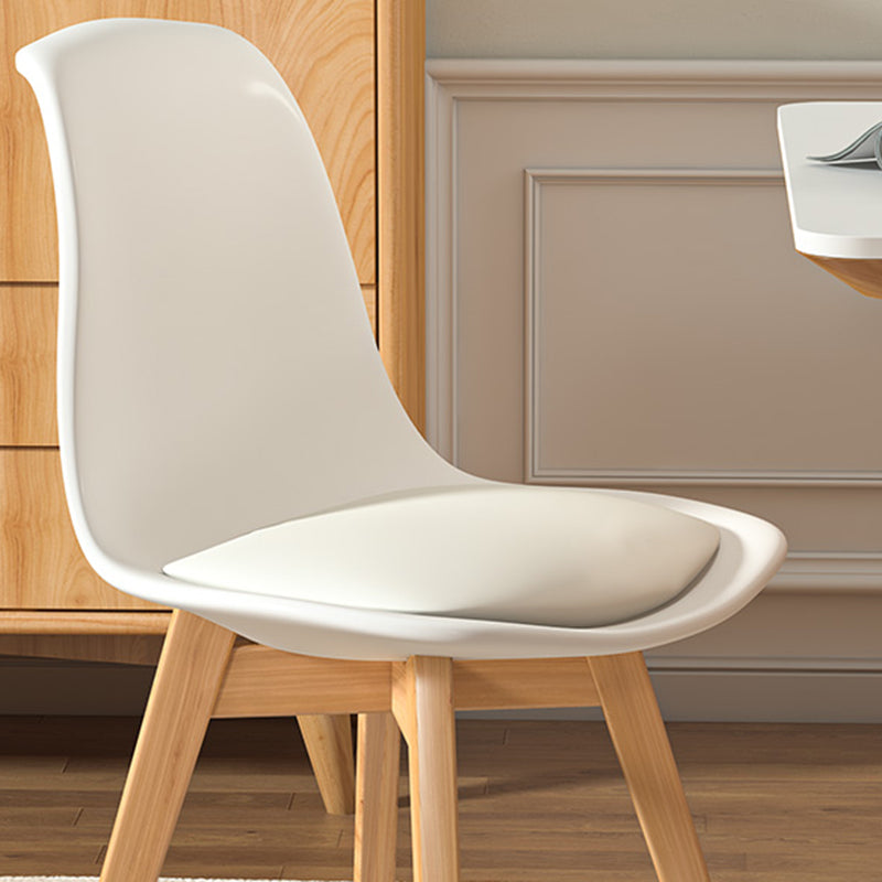 Chaise de salle à manger sans accoudoirs avec dossier rembourré trapézoïdal carré scandinave contemporain en bois massif 