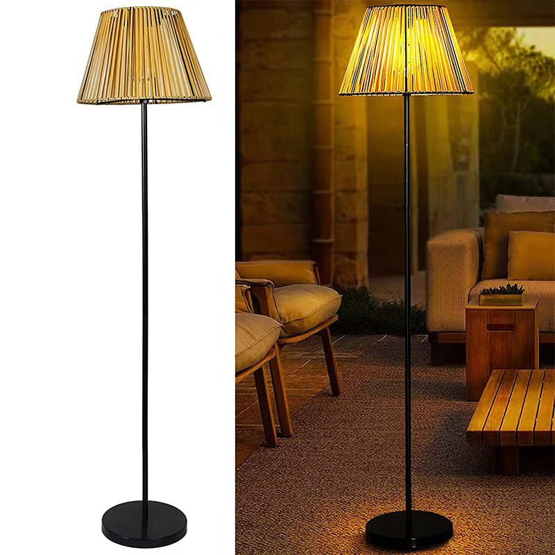 مصباح أرضي LED قائم من الخيزران المنسوج يدويًا بتصميم تقليدي مقاوم للماء يعمل بالطاقة الشمسية على شكل شبه منحرف للحديقة 