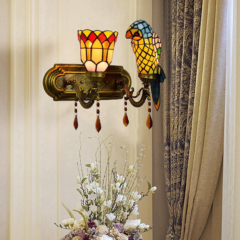Traditionelle Tiffany Flower Cup Papagei Eisenlegierung Glasmalerei 2-Licht Wandleuchte Lampe für Wohnzimmer 