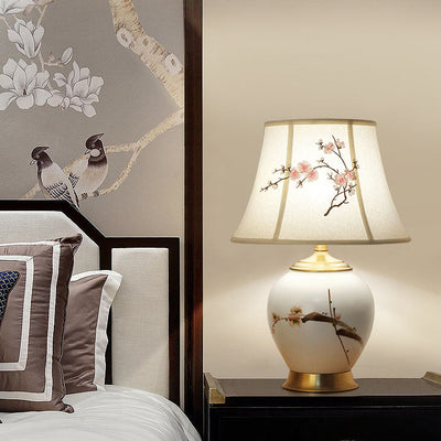 Lámpara de mesa de 1 luz con base de cerámica y pantalla de tela bordada con flor de ciruelo china tradicional para dormitorio 