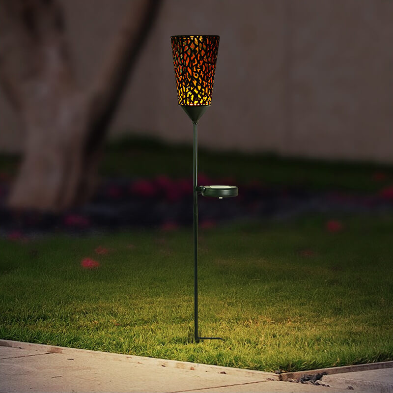 ضوء LED خارجي شمسي حديدي مجوف هندسي لإضاءة الفناء والعشب 