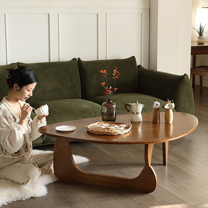 Traditioneller Vintage-Dreieck-Couchtisch mit abgerundeten Kanten aus massivem Gummibaumholz für das Wohnzimmer 
