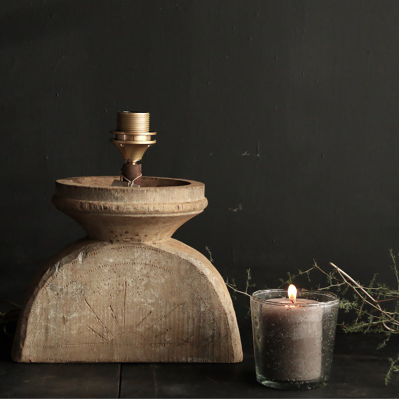 Traditionelle rustikale Tischlampe mit Stoffschirm und dunklem Holzsockel im Used-Look für das Home Office 