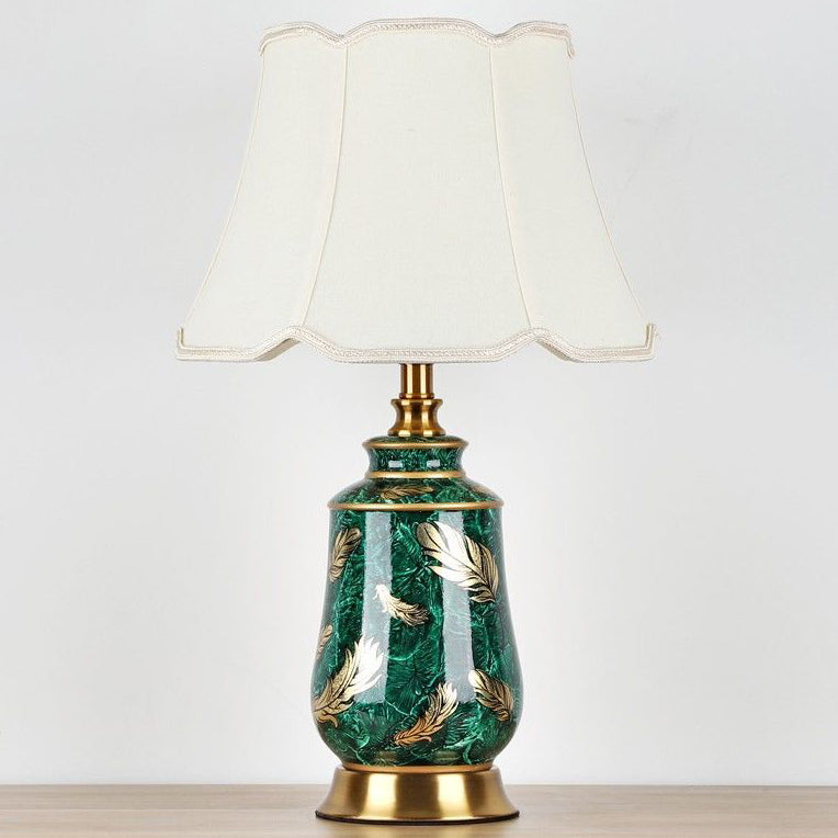Traditionelle europäische Zylinder Keramik Stoff Eisen 1-Licht Tischlampe für Schlafzimmer 