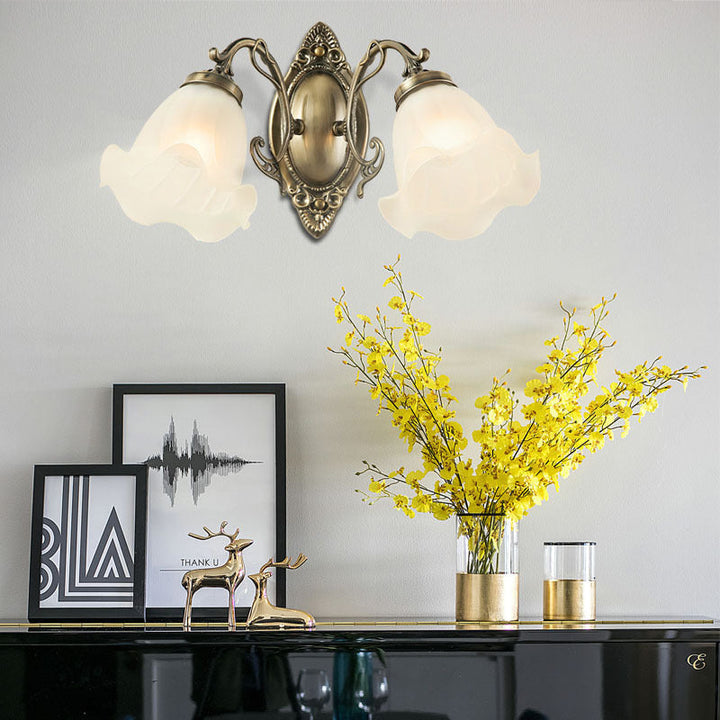 Traditionelle europäische Eisenglas-Blumen-2-Licht-Wandleuchter-Lampe für Wohnzimmer 