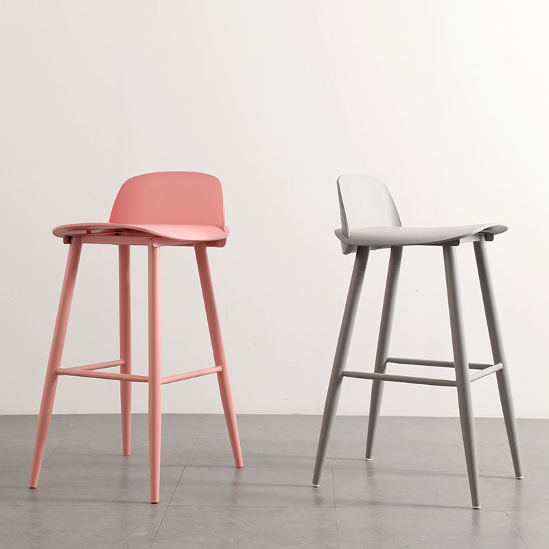 Moderner minimalistischer rechteckiger Barhocker aus Kohlenstoffstahl mit Kunststofflehne für das Esszimmer 