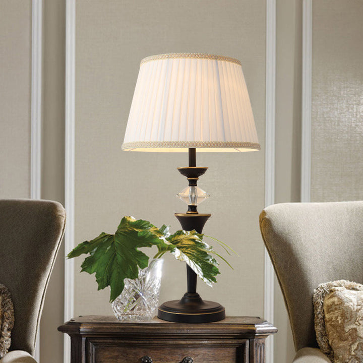Lampe de table à 1 lumière avec abat-jour en tissu plissé vintage traditionnel et base en fer pour chambre à coucher 