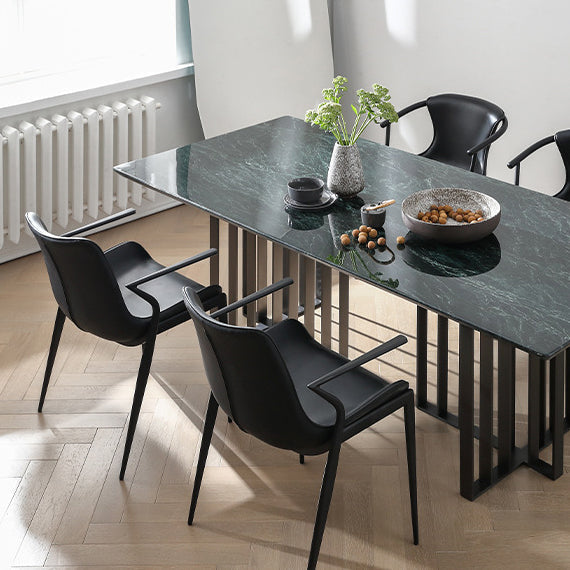 Chaise de salle à manger en cuir et métal avec dossier trapézoïdal minimaliste moderne pour salle à manger 