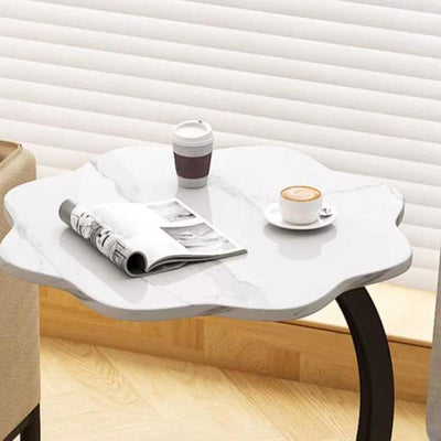 Table d'appoint contemporaine simplicité forme de pétale en marbre cadre en acier triangulaire à 2 niveaux pour salon 