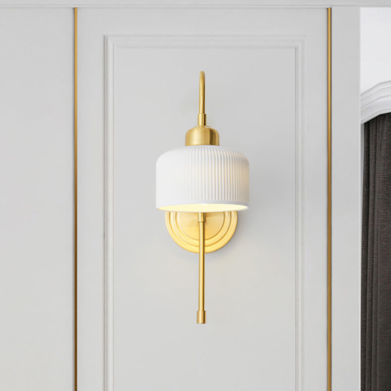 Lampe murale contemporaine de luxe en laiton antique avec cylindre en céramique nervurée à 1 lumière pour salon 