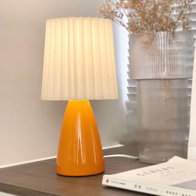 Zeitgenössische skandinavische Tischlampe mit plissiertem Stoffschirm und Glasfuß, 1-Licht, für das Schlafzimmer 