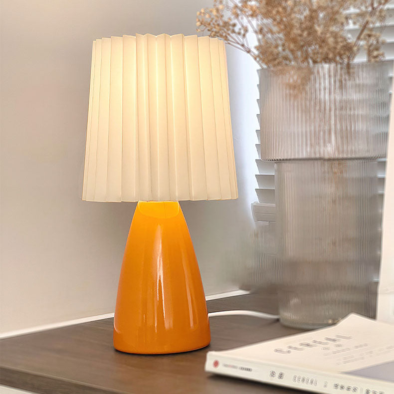 Zeitgenössische skandinavische Tischlampe mit plissiertem Stoffschirm und Glasfuß, 1-Licht, für das Schlafzimmer 