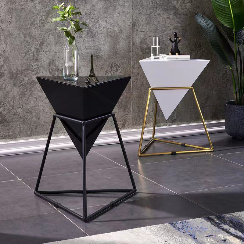 Zeitgenössischer nordischer Dreieck-Pyramiden-Glas-Schiefer-Metall-Beistelltisch für das Bett 