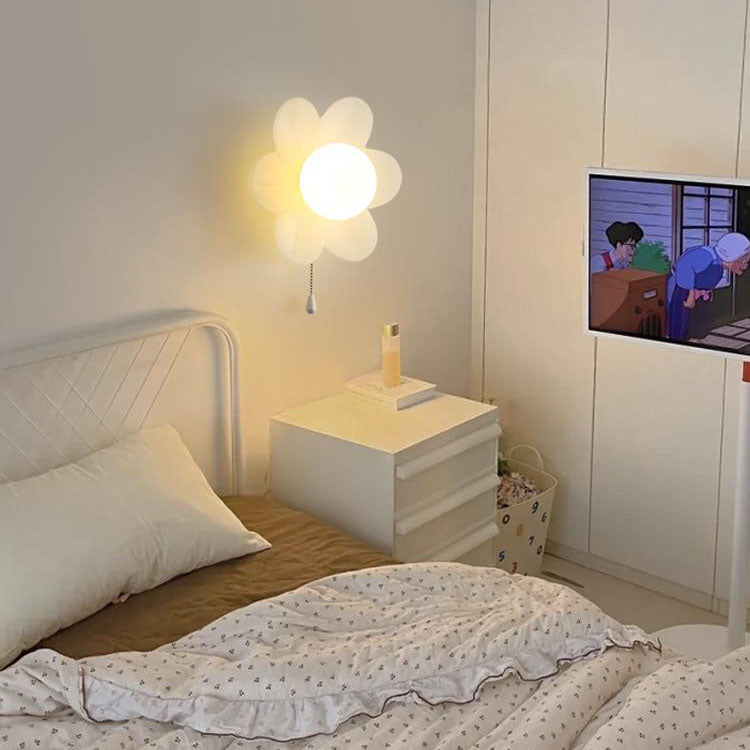 مصباح حائط LED من الراتنج بتصميم زهرة كريمي حديث ومينيمالي لغرفة النوم 